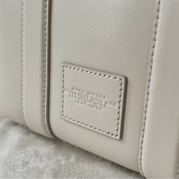 The Marc Jacobs Turnlock Crossbody Tote Bag Cloud White  NEW Marc Jacobs The Turnlock Crossbody Top Handle Mini Tote Bag Cloud White